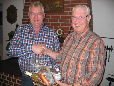 Aloys Meyer wird fr 25 jhrige Mitgliedschaft in der CDU geehrt.