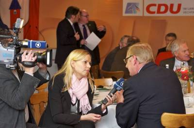 Der Bayrische Rundfunk war angereist um Stimmen zu unserem Bundesprsidenten Christian Wulff einzufangen. Alle Redner untersttzten Christian Wulff in der schwierigen Phase und verurteilten die Medienkampagne um seine Person. Auf dem Bild Franz-Josef Holzenkamp MdB beim Interview. Bild: Matthias Niehues