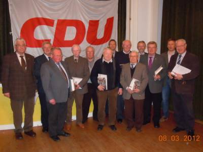 Fr langjhrige CDU Mitgliedschaft geehrt wurden (v.links) Heinrich Habe (60 Jahre), Gnter J. Nyhuis (stellvertr.Vors.), Theodor Nieske, Paul Thlking, Wilhelm Hasenkamp, Hermann Ripke, Franz gr. Rebel, Hubert Bssing, Alfons Ellers (alle 50 Jahre CDU), Bernhard Berding (1. Vors.)  Franz Bssing (50 Jahre CDU), Ludger Dammann (stellvertr.Vors.), Gnter Diekmann  (50 Jahre CDU).

