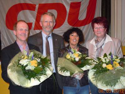 Nach dem Ausscheiden aus dem CDU Vorstand bedankte sich der Vorsitzende Bernhard Berding (2.v.l.) bei (v.links) Franz-Josef Niehaus, Ulrike Schmidt und Wilma Diekmann  fr die langjhrige ehrenamtliche Arbeit mit einem Blumenstrau.
